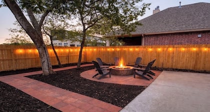 The Kyle House- sleeps 19-20- Pickleball court,ping pong, basketball, corn hole