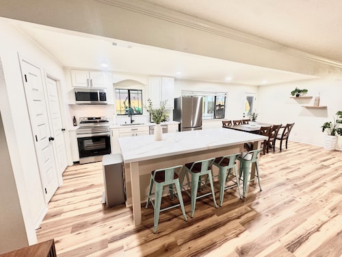 The Kyle House- sleeps 19-20- Pickleball court,ping pong, basketball, corn hole