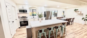 The Kyle House- sleeps 19-20- Pickleball court,ping pong, basketball, corn hole