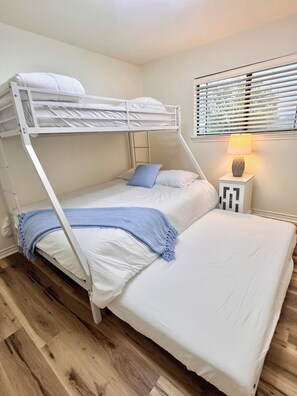 4 bedrooms, iron/ironing board, WiFi, bed sheets