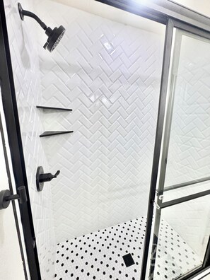 Dusche, Haartrockner, Handtücher, Seife