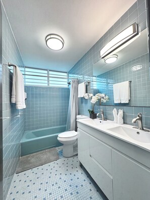 Hair dryer, towels, soap, toilet paper - Enjoy your private tropical terrace by the Condado lagoon. (San Juan)