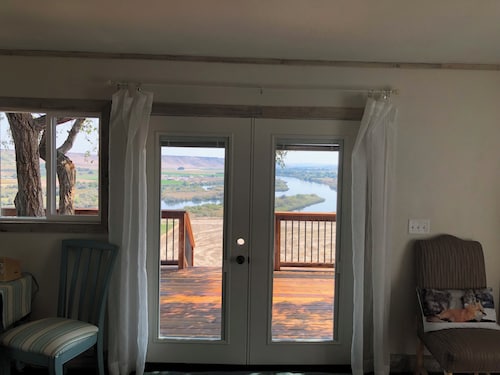 Rustic Updated Cabin located on the Cliffs of the Snake River