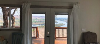 Rustic Updated Cabin located on the Cliffs of the Snake River