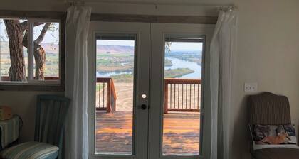 Rustic Updated Cabin located on the Cliffs of the Snake River