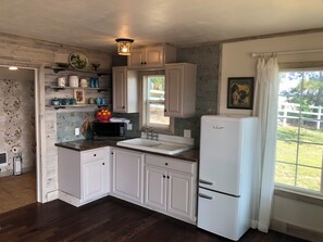 Private kitchen - Rustic Updated Cabin located on the Cliffs of the Snake River (Marsing)