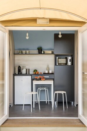 Kühlschrank, Mikrowelle, Herdplatte