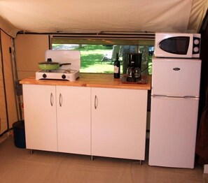 Kühlschrank, Mikrowelle, Herdplatte