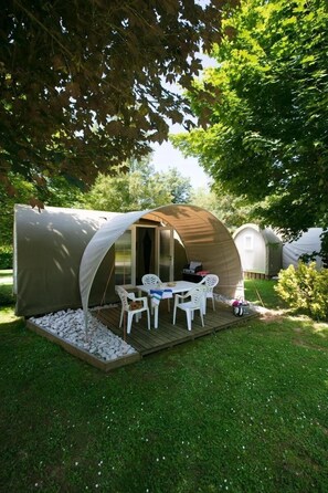 Outdoor dining - ZEcamping 4 étoiles familial parc aquatique animaux acceptés locatif BBQ 16m2 (Thégra)