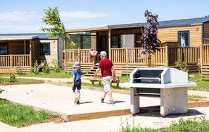Terrace/patio - ZEcamping 4 étoiles animé parc aquatique locatif BBQ 11m2 2 pers (Thégra)