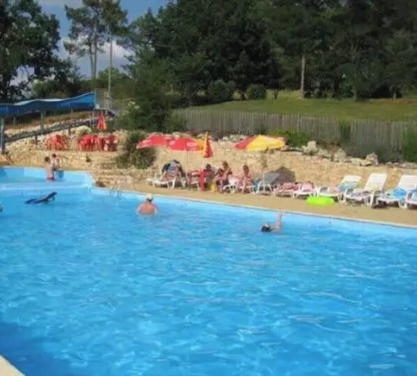 A swimming pool with people, sun loungers, and umbrellas. - ZEcamping 4 étoiles animé parc aquatique chiens acceptés locatif 35m2 4 pers (Salles)