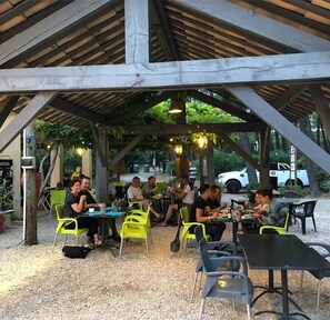 Outdoor dining - ZEcamping 3* piscine chauffée toboggans dog friendly tente 22m2 2 pers (Bollène)