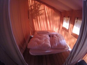 2 bedrooms, WiFi - ZEcamping 3 étoiles piscine chauffée toboggans pet friendly tente 26m2 (Bollène)