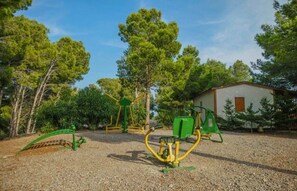 Children’s area - ZEcamping 3 étoiles piscine chauffée animaux acceptés roulotte 15m2 (Portel-des-Corbières)