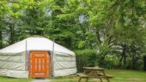 A tent with an orange door, a picnic table, and a gravel path leading to it. - ZEcamping 1 étoile 5km plage mobil-home BBQ 20m2 2 pers (Plessix-Balisson)