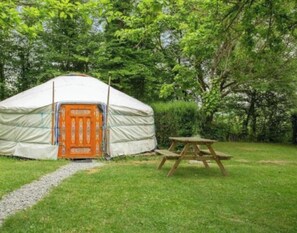 Outdoor dining - ZEcamping 1* 5km plage mobil-home BBQ 20m2 2 pers (Plessix-Balisson)