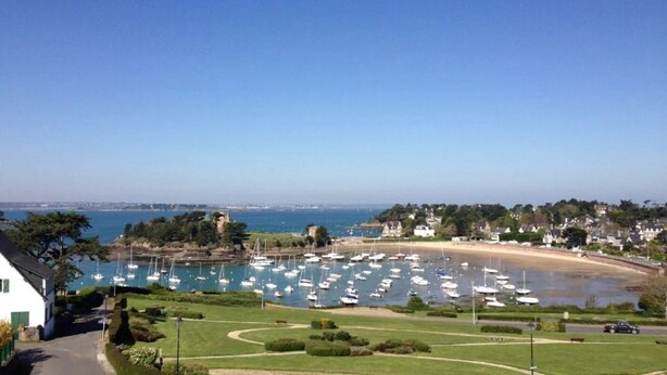 A coastal marina with boats, a sandy beach, and residential buildings in the background. - ZEcamping 1 étoile pet friendly mobil-home BBQ 28m2 5 pers (Plessix-Balisson)