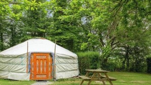 A white tent with an orange door, a picnic table, and a gravel path leading to it. - ZEcamping 1 étoile pet friendly mobil-home BBQ 28m2 5 pers (Plessix-Balisson)