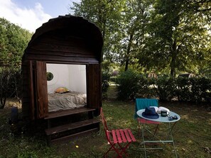Outdoor dining - ZEcamping 3 étoiles pet friendly roulotte 2 pers (Bagneaux-sur-Loing)