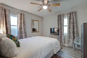 Room - Modern 2BR Steps to St Francis (Columbus)