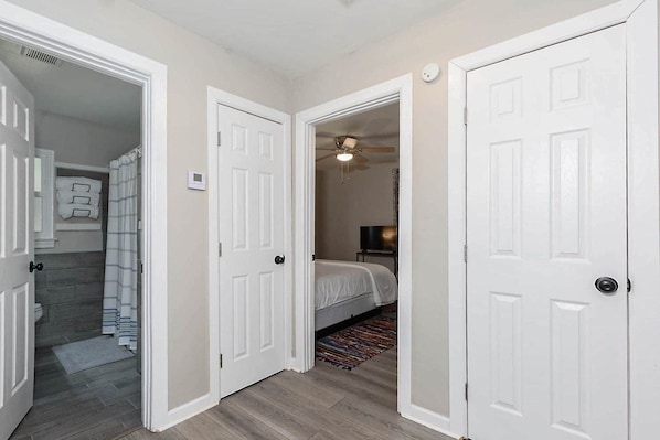 Iron/ironing board, WiFi, bed sheets