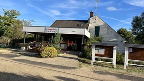 Un'area reception con un cartello che indica 'Camping La Rivière Doré'.