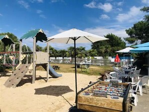 Outdoor dining - ZEcamping 3* piscine chauffée club enfant hammam locatif 16m2 4 pers (Guémené-Penfao)