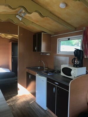 Kühlschrank, Mikrowelle, Herdplatte