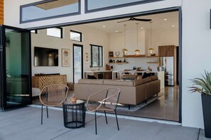 TV - Solara Ridge • Serene Escape, Panoramic Views, Spa, and Cowboy Tub (Yucca Valley)