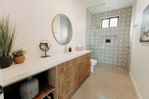 Dusche, Haartrockner, Handtücher, Shampoo