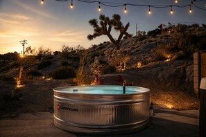 Ein mit 'COUNTYLINE' beschrifteter Whirlpool im Freien, darüber Lichterketten.