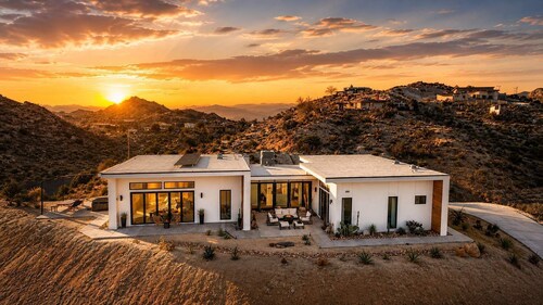 Solara Ridge • Serene Escape, Panoramic Views, Spa, and Cowboy Tub