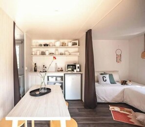 2 bedrooms, WiFi - ZEcamping 4* piscine club enfant sauna locatif 16m2 4 pers (Lons)
