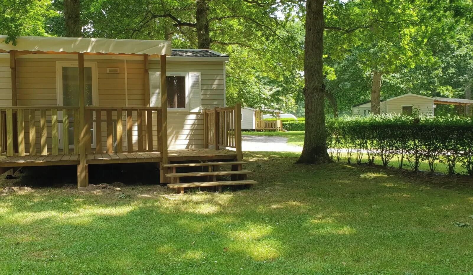 Ein Mobilheim mit einer Holzdiele und Treppen zum Eingang.