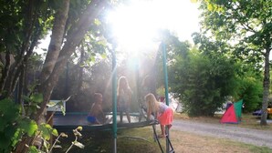 Un'area giochi con un trampolino e una struttura per arrampicata.