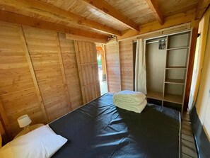 2 bedrooms, WiFi - ZEcamping 3* piscine chiens acceptés locatif BBQ 72m2 5 pers (Dévillac)