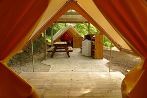 Outdoor dining - ZEcamping 3* toboggans locatif 30m2 4 pers (Inguiniel)