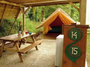 Outdoor dining - ZEcamping 3* toboggans locatif 30m2 4 pers (Inguiniel)