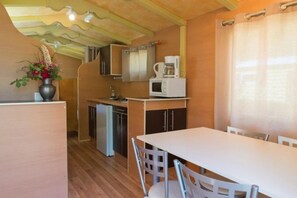 Geladeira, micro-ondas, cooktop, torradeira