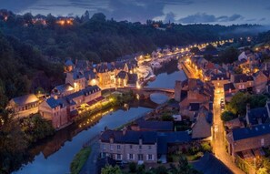 A historic town with a river, stone buildings, and a bridge. - ZEcamping 1* 2km plage chiens acceptés roulotte BBQ 22m2 2 pers (Saint-Benoît-des-Ondes)