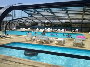 Indoor pool, a heated pool - ZEcamping 3* animé piscine couverte locatif BBQ 20m2 5 pers (Talmont-Saint-Hilaire)