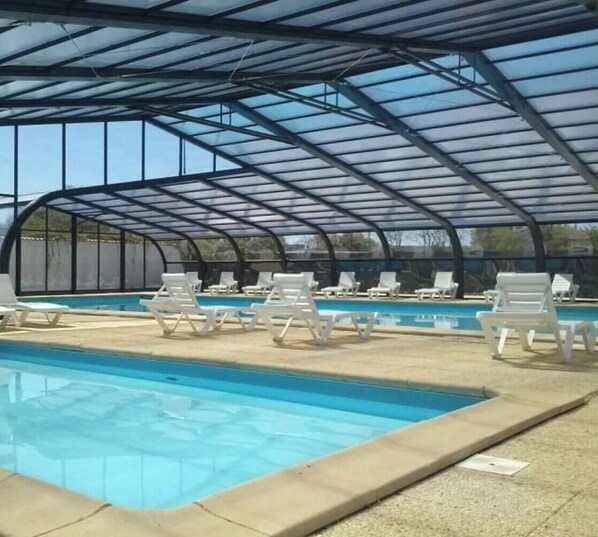Indoor pool, a heated pool - ZEcamping 3* animé piscine couverte locatif BBQ 20m2 5 pers (Talmont-Saint-Hilaire)