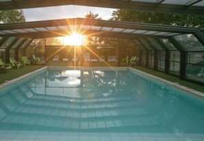 Indoor pool, a heated pool - ZEcamping 4* espace aquatique animations tente BBQ 25m2 5 pers (Loupiac)