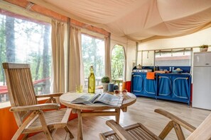 Dining - ZEcamping 3* parc aquatique animaux acceptés fitness locatif TV BBQ (Soturac)