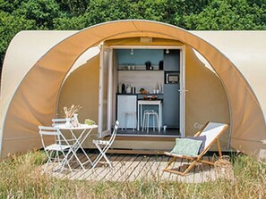 Outdoor dining - ZEcamping 4 étoiles familial piscine couverte dog friendly tente 17m2 (Faverolles-sur-Cher)