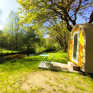 Outdoor dining - ZEcamping 3* piscine chauffée pet friendly sauna roulotte 11m2 2 pers (Huelgoat)