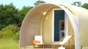 A dome-shaped tent with a door, two lounge chairs, and a small table. - ZEcamping 3* piscine chauffée pet friendly sauna roulotte 11m2 2 pers (Huelgoat)