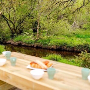 Outdoor dining - ZEcamping 3* piscine chauffée pet friendly roulotte 17m2 4 pers (Huelgoat)