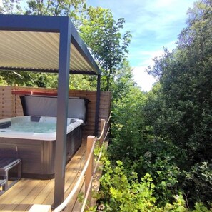 Outdoor spa tub - ZEcamping 3 étoiles piscine chauffée jacuzzi sauna tente 5 pers (Huelgoat)
