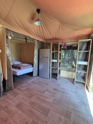 2 bedrooms, WiFi - ZEcamping 3 étoiles piscine chauffée pet friendly locatif BBQ 16m2 (Le Change)
